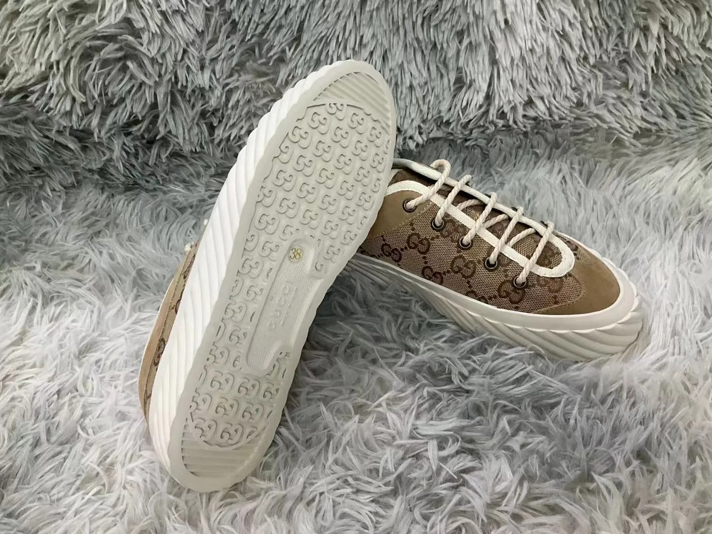 👟👟Ex-factory price 440👟👟 2023 Gucci casual sneakers, top version! 🌸1:1 reproduction. New model for early spring, creating a perfect style💣💣💣street style🔥🔥🔥cool and trendy C-level fashionable outfit with retro and futuristic feel🌹🌹🌹classic shoe shape + British color matching design, super attractive. All kinds of leather splicing, original reverse mold last, imported high-end knitting needle jacquard fabric showing exquisite texture! Open mold to customize high-density outsole. Comes fully packaged. Size: Female 35-41 Male 39-46